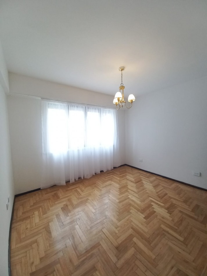 MAGNIFICO DTO. 3 AMB.  A LA CALLE  CON BALCON SALIENTE !! RECICLADO !! A ESTRENAR !!!