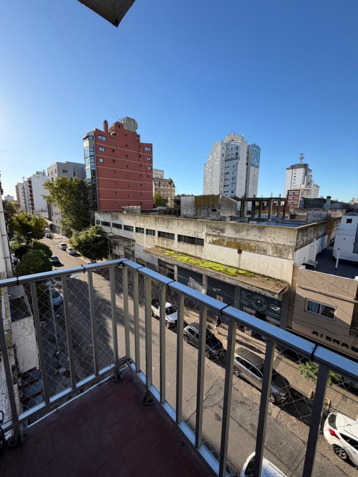 AMBIENTE A LA CALLE CON BALCON  RECICLADO !!! 