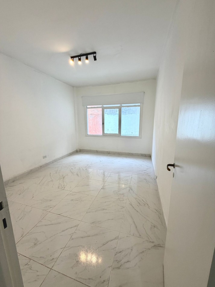  SEMIPISO !!DTO. 2 AMB. LATERAL RECICLADO A NUEVO!! MUY LUMINOSO