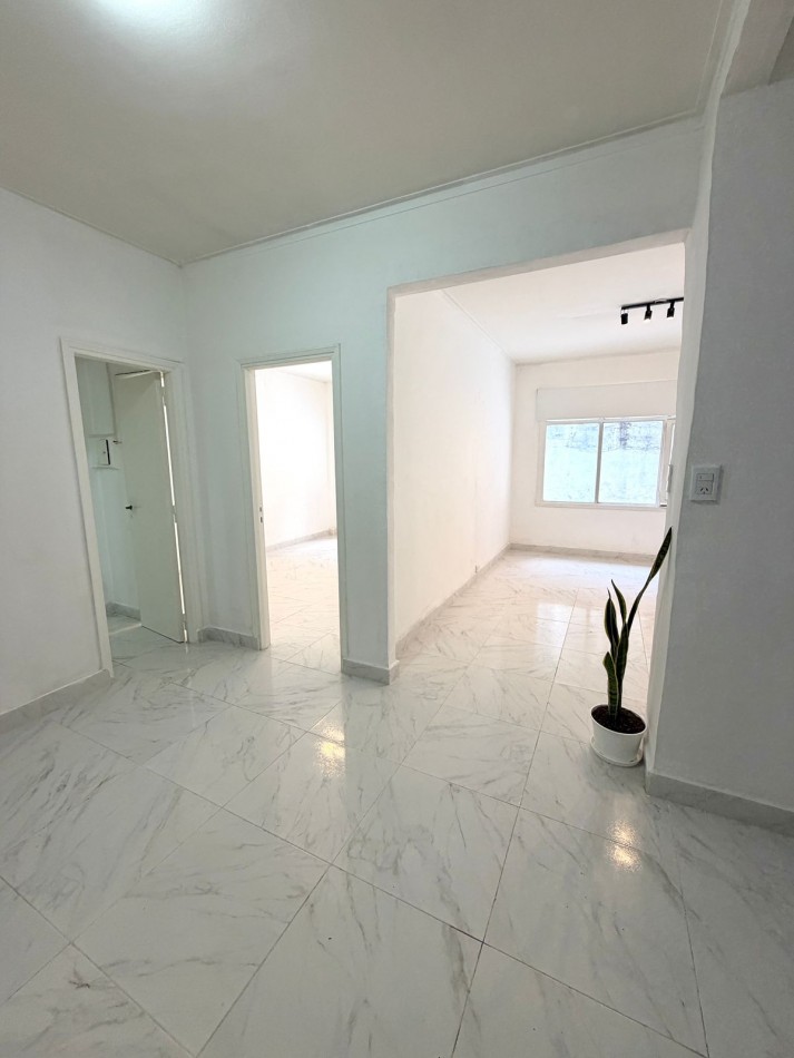  SEMIPISO !!DTO. 2 AMB. LATERAL RECICLADO A NUEVO!! MUY LUMINOSO