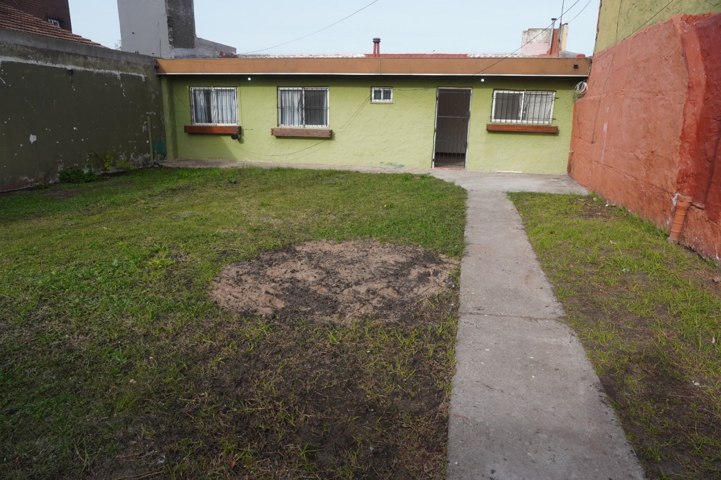  OPORTUNIDAD !!!!CASA DE 3 AMB. AMPLIO PARQUE !! TROTADORA PARA 2 AUTOS!!!