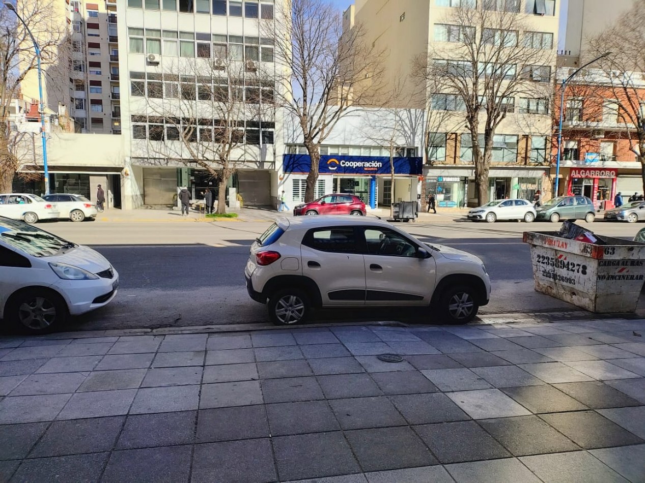ALQUILER COMERCIAL !!!DTO. 3 AMB. CTFE. CON POSIBILIDAD DE 5 PRIVADOS. !!! MUY LUMINOSO !! EDIFICIO DE ESTILO !!