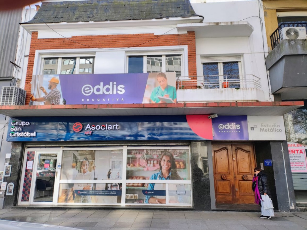 ALQUILER COMERCIAL !!!DTO. 3 AMB. CTFE. CON POSIBILIDAD DE 5 PRIVADOS. !!! MUY LUMINOSO !! EDIFICIO DE ESTILO !!