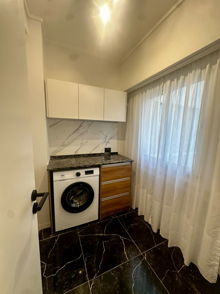 ESTUPENDO 3 AMB CON DEPENDENCIA A LA CALLE CON BALCON SALIENTE,RECICLADO,AMOBLADO Y DECORADO A ESTRENAR!!!