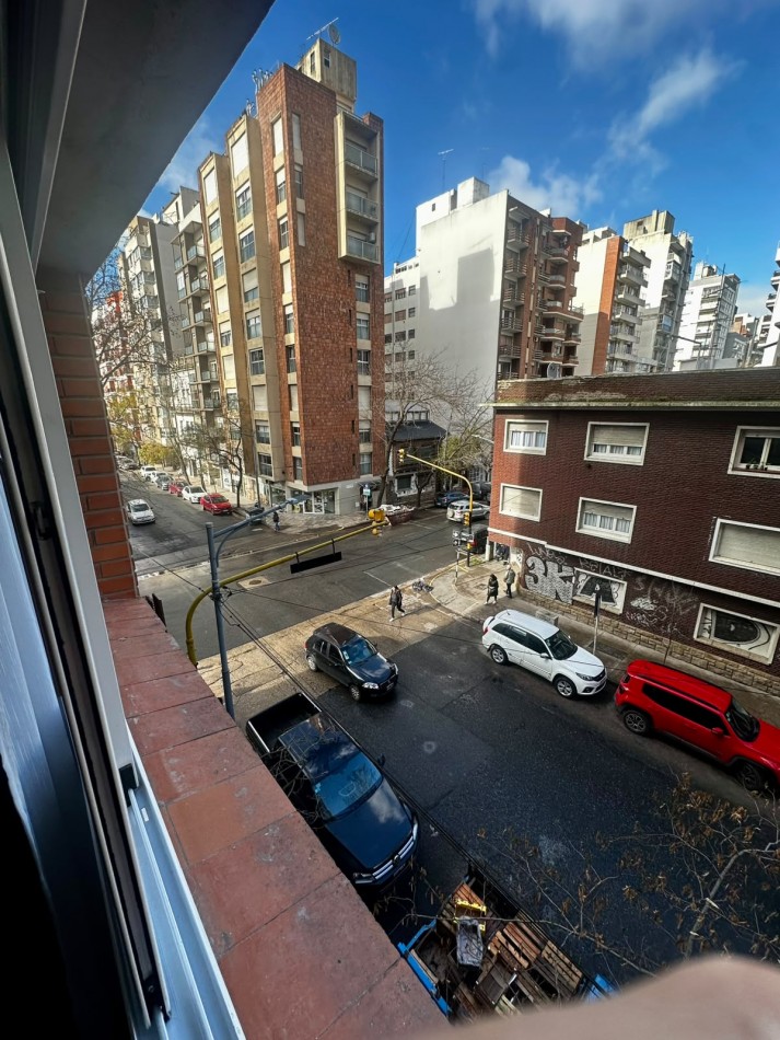 ESTUPENDO 3 AMB CON DEPENDENCIA A LA CALLE CON BALCON SALIENTE,RECICLADO,AMOBLADO Y DECORADO A ESTRENAR!!!