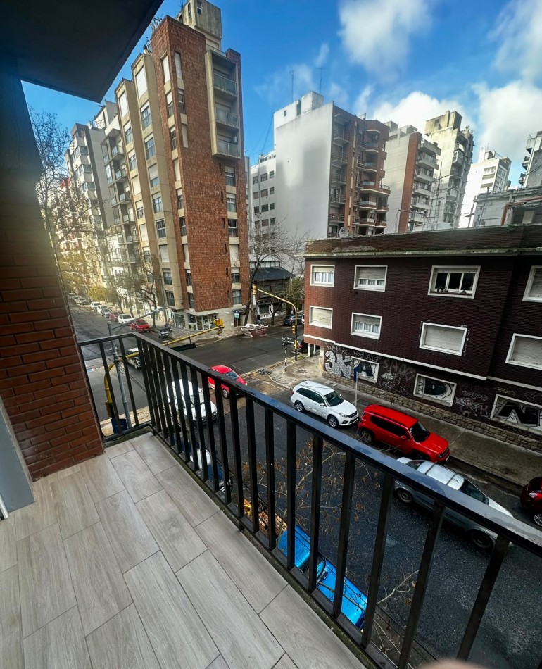 ESTUPENDO 3 AMB CON DEPENDENCIA A LA CALLE CON BALCON SALIENTE,RECICLADO,AMOBLADO Y DECORADO A ESTRENAR!!!