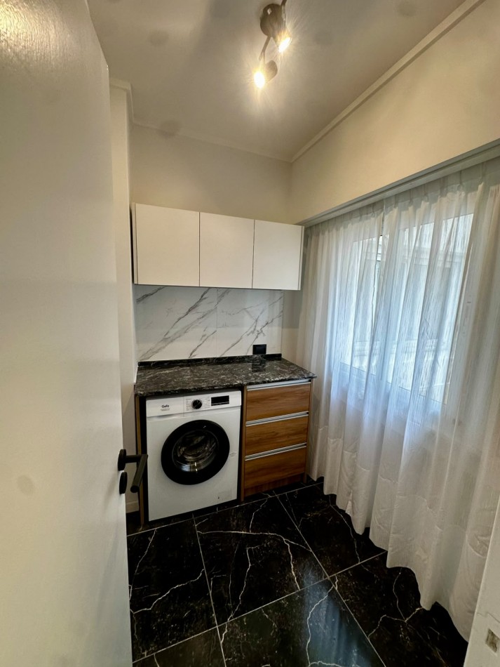 ESTUPENDO 3 AMB CON DEPENDENCIA A LA CALLE CON BALCON SALIENTE,RECICLADO,AMOBLADO Y DECORADO A ESTRENAR!!!