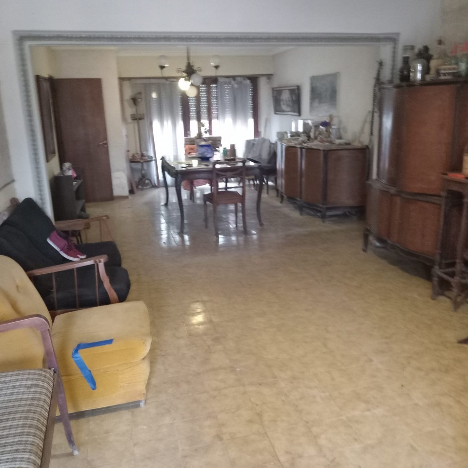CHALET DE 5 AMB. CON PARQUE TOTALMENTE A RECICLAR !!! 