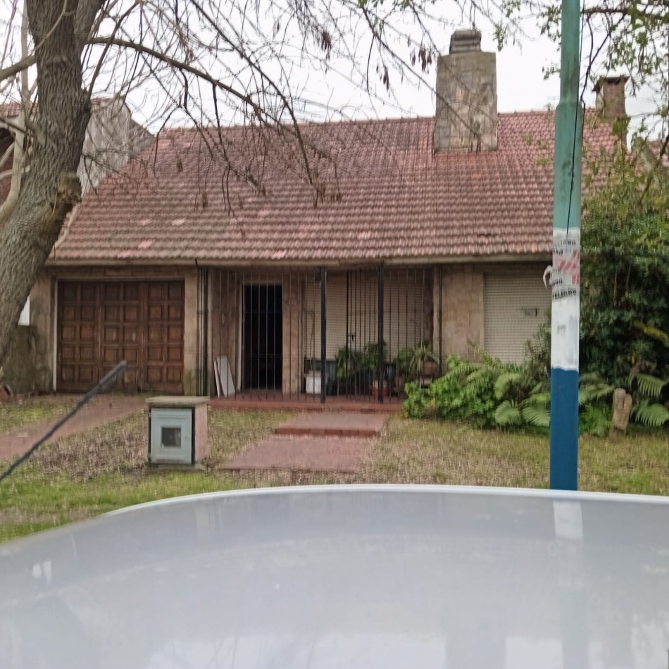 CHALET DE 5 AMB. CON PARQUE TOTALMENTE A RECICLAR !!! 