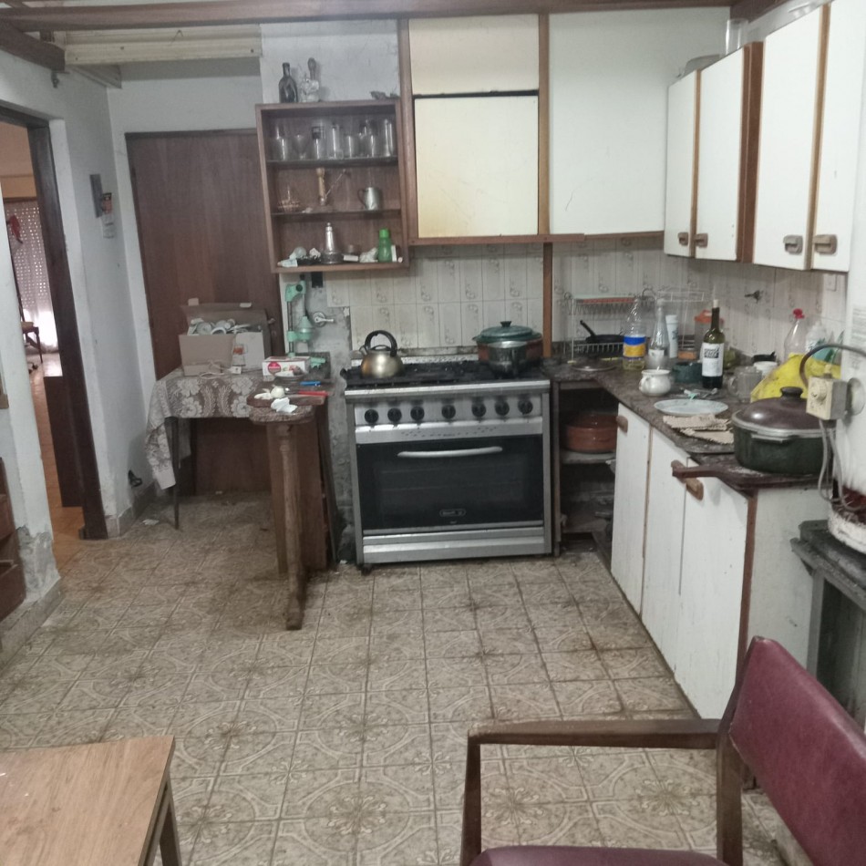 CHALET DE 5 AMB. CON PARQUE TOTALMENTE A RECICLAR !!! 
