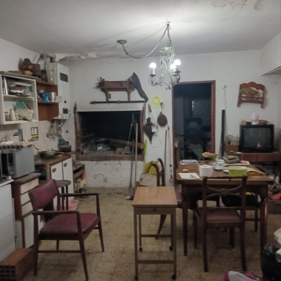 CHALET DE 5 AMB. CON PARQUE TOTALMENTE A RECICLAR !!! 