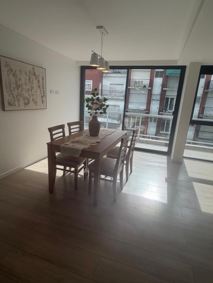 ESPECTACULAR DTO. 2 AMB. A LA CALLE CON BALCON ATERRAZADO!! EQUIPADO !!