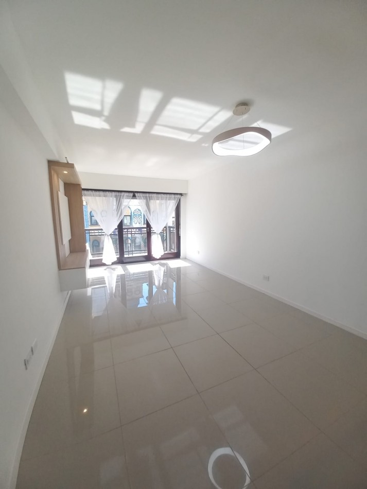 HERMOSO DTO. DE 3 AMB. CON BALCON !!RECICLADO !!! EQUIPADO !!