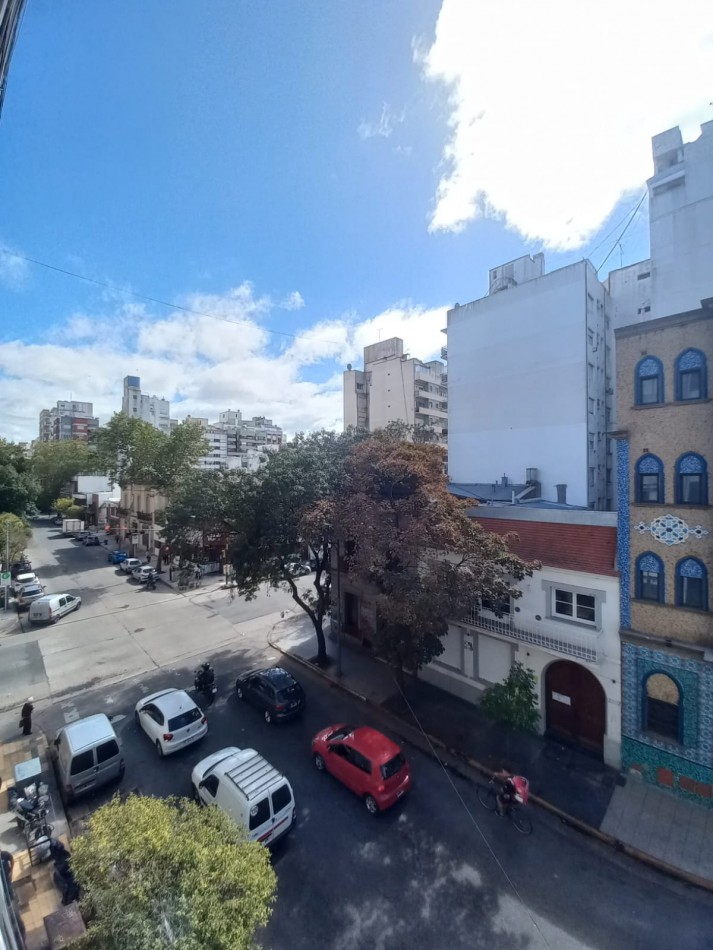 HERMOSO DTO. DE 3 AMB. CON BALCON !!RECICLADO !!! EQUIPADO !!