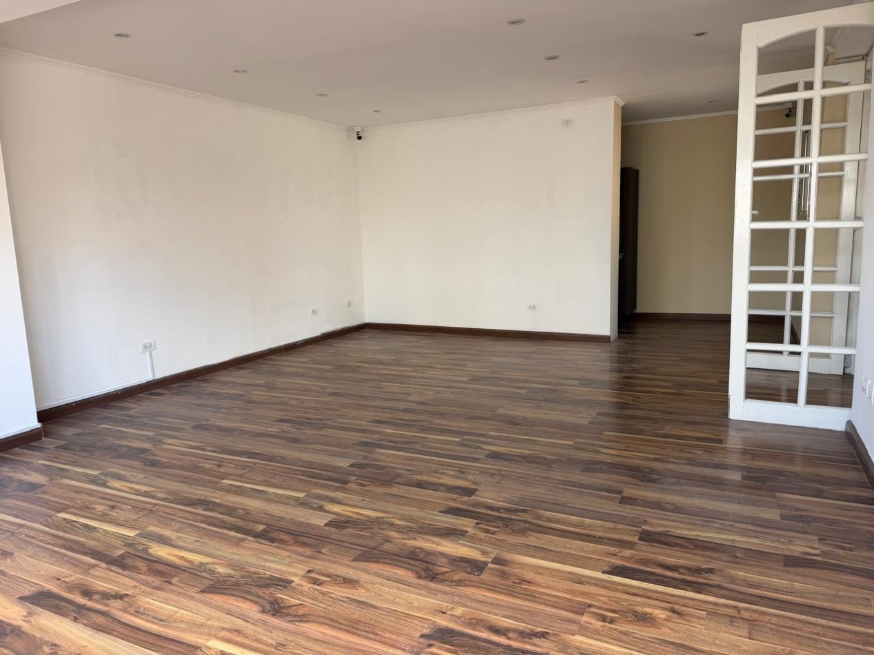 EXCELENTE OFICINA COMERCIAL!!! CON VISTA A DOS CALLES !!! PLANTA COMPLETA !! LUZ NATURAL.
