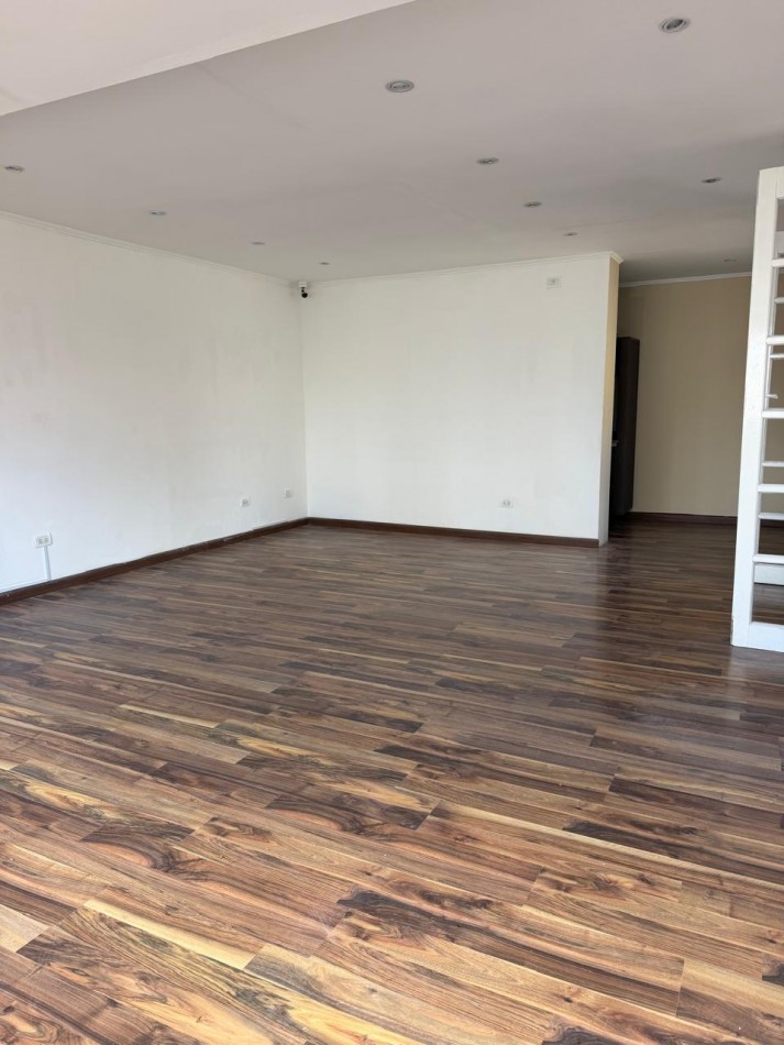 EXCELENTE OFICINA COMERCIAL!!! CON VISTA A DOS CALLES !!! PLANTA COMPLETA !! LUZ NATURAL.