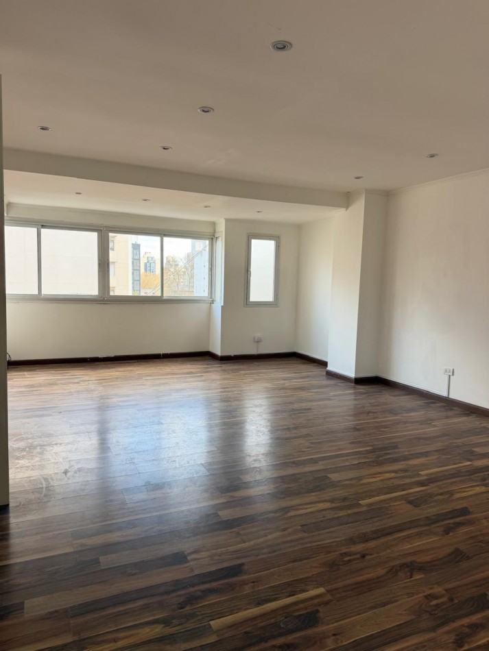 EXCELENTE OFICINA COMERCIAL!!! CON VISTA A DOS CALLES !!! PLANTA COMPLETA !! LUZ NATURAL.