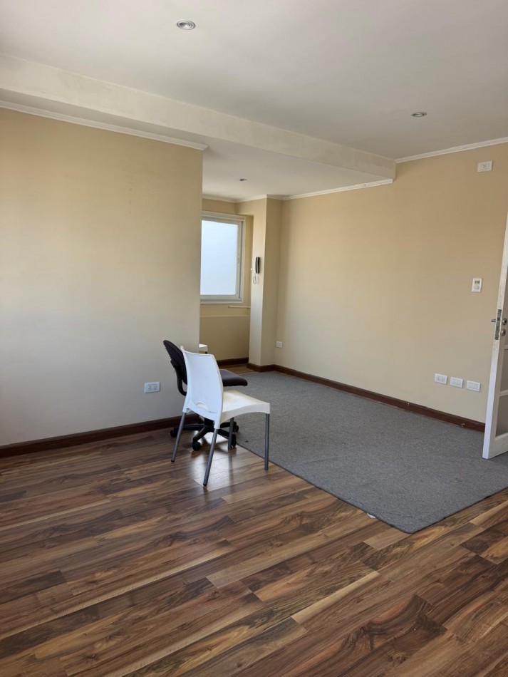 EXCELENTE OFICINA COMERCIAL!!! CON VISTA A DOS CALLES !!! PLANTA COMPLETA !! LUZ NATURAL.