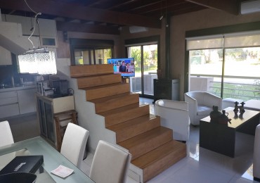 CASA MINIMALISTA EN "LA CALETA" S/ 884 M2, A BORDE DEL ARROYO Y A METROS DEL MAR, AMPLIO LOFT EN PA 