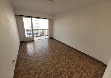 DEPARTAMENTO 2 AMB. A LA CALLE CON BALCON SALIENTE!! A METROS DE PLAZA MITRE.
