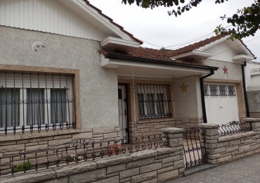 CHALET DE 3 AMB. GARAGE PASANTE VARIOS AUTOS. MAS DEPARATAMENTO DE 2 AMB. ¡¡TODO RODEADO DE PARQUE!!APTO CREDITO!!! 