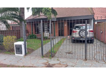 EXCELENTE CHALET CONSTITUCION S/ 10 X 43.30!!!  150 M2 APROXIMADOS, TOMA DEPARTAMENTO O LOCAL MENOR VALOR!!!!! 