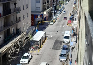 MAGNIFICO  2 AMB. CON DEPENDENCIA A LA CALLE CON BALCON SALIENTE!! CON ESPACIO DE COCHERA 