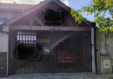 DUPLEX EN LO MEJOR DE CONSTITUCION DE  4 AMB. C/ COCHERA DOBLE Y QUINCHO A RECICLAR!!!!!