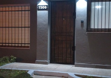 MAGNIFICA CASA DE 4 AMB.  ENTRADA PASANTE P/ VARIOS AUTOS.  ¡¡¡APTO CREDITO!!! ¡¡IMPERDIBLE!!